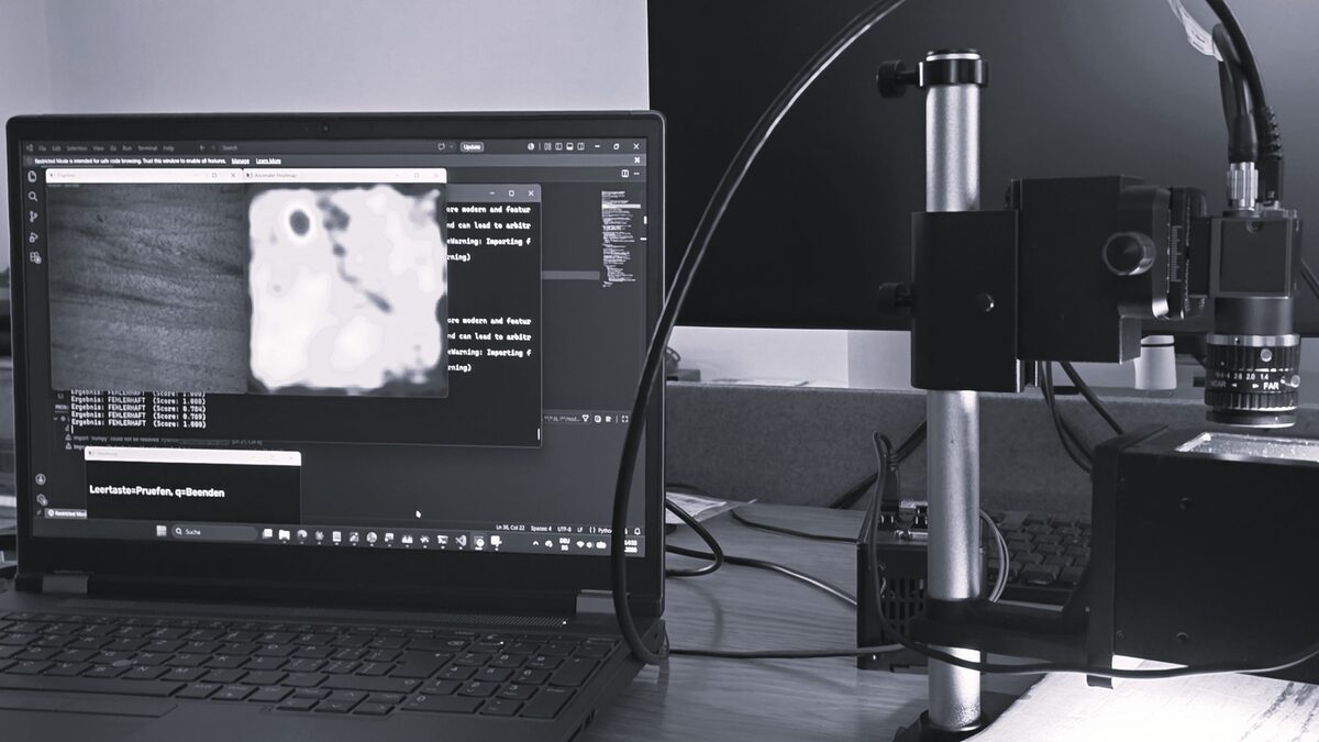 Anomaly-Detection-Auswertung auf einem Laptop-Bildschirm