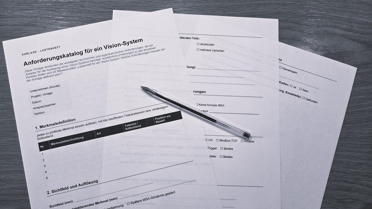 Ausgefülltes Lastenheft-Formular mit Stift